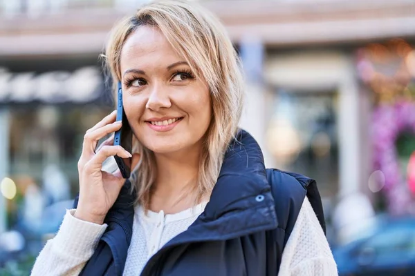 Jong Blond Vrouw Glimlachen Zelfverzekerd Praten Smartphone Straat — Stockfoto