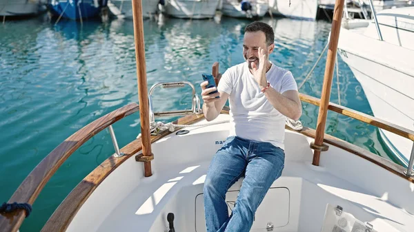 Hombre Mediana Edad Que Tiene Videollamada Sentado Barco Puerto — Foto de Stock