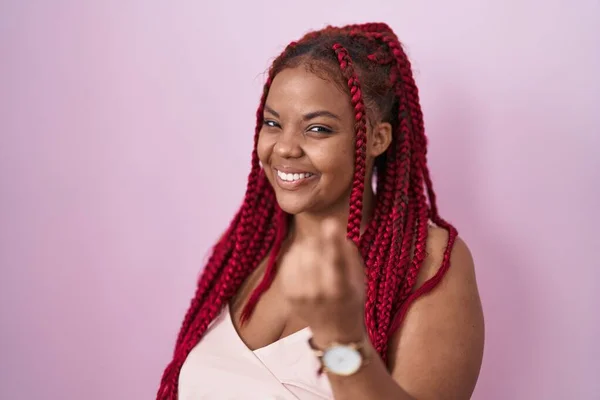 Африканская Американка Плетеными Волосами Стоящими Розовом Фоне Манящая Сюда Жестом — стоковое фото