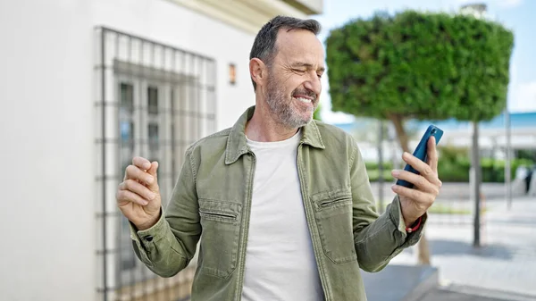 Hombre Mediana Edad Bailando Escuchando Música Teléfono Inteligente Calle —  Fotos de Stock
