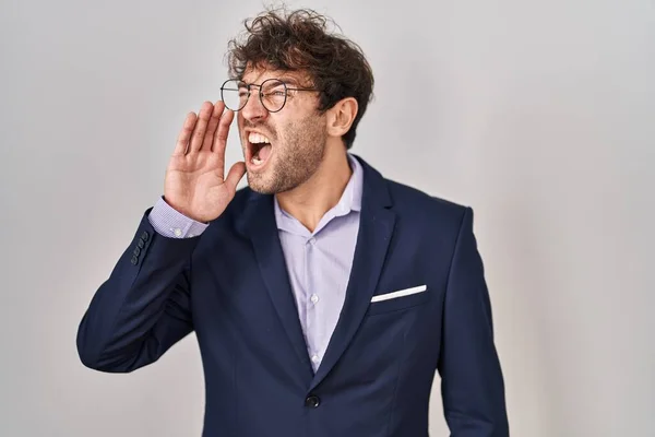 ヒスパニック系のビジネスマンの眼鏡を叫んで大声で口の上に手で横に叫んで身を包んだ コミュニケーションの概念 — ストック写真