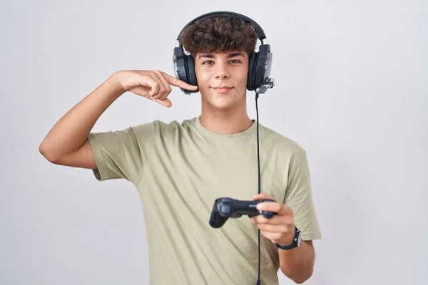 Hispanische Teenager Spielen Videospiel Mit Controller Lächelnd Fröhlich Zeigt Und — Stockfoto