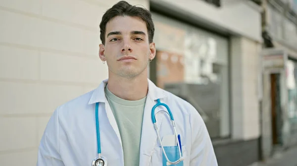 Młody Latynoski Lekarz Stojący Poważnym Wyrazem Twarzy Szpitalu — Zdjęcie stockowe