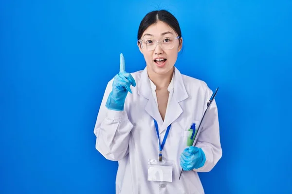 Giovane Donna Cinese Che Lavora Laboratorio Scientifico Sorridendo Stupito Sorpreso — Foto Stock