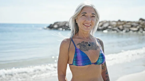 Średniowieczna Siwowłosa Kobieta Turystka Uśmiechnięta Pewnie Bikini Plaży — Zdjęcie stockowe