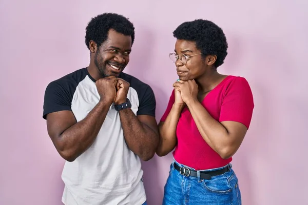 Pasangan Muda African Amerika Berdiri Atas Latar Belakang Merah Muda — Stok Foto