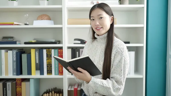 Joven Estudiante China Leyendo Libro Estudiando Universidad Biblioteca —  Fotos de Stock