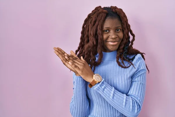 Afrikaanse Vrouw Staan Roze Achtergrond Klappen Applaudisseren Gelukkig Vreugdevolle Lachende — Stockfoto