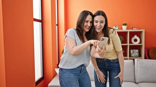 Dvě Ženy Usmívají Sebevědomě Pomocí Smartphonu Doma — Stock fotografie