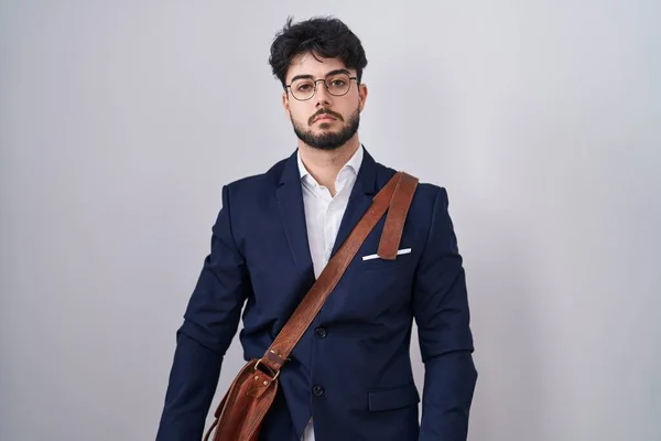 Hispanischer Mann Mit Bart Businesskleidung Entspannt Mit Ernstem Gesichtsausdruck Einfacher — Stockfoto