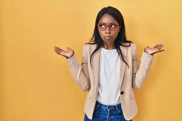 Afrikansk Ung Kvinna Bär Glasögon Ledsna Och Förvirrade Uttryck Med — Stockfoto