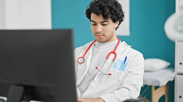 Joven Doctor Latino Usando Computadora Trabajando Clínica —  Fotos de Stock
