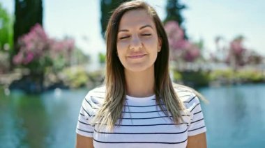 Orta Doğulu bir kadın deniz kenarında kendinden emin gülümsüyor