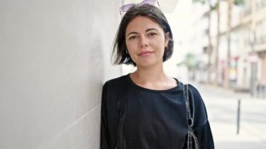 Sokakta kendine güvenen güzel İspanyol bir kadın.