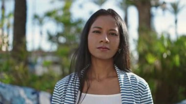 Afrika kökenli Amerikalı bir kadın ciddi bir ifadeyle 