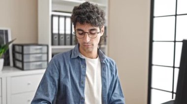 Genç İspanyol iş adamı nöbet tutuyor ve başkanlık makamında hayır diyor.