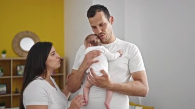 Evde duran üç kişilik aile.