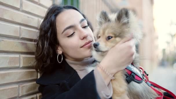 Fiatal Spanyol Kutyával Állva Csók Utcán — Stock videók