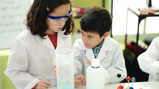 Sevimli Bir Oğlan Kız Öğrenci Laboratuvar Sınıfında Test Tüpüne Sıvı — Stok video