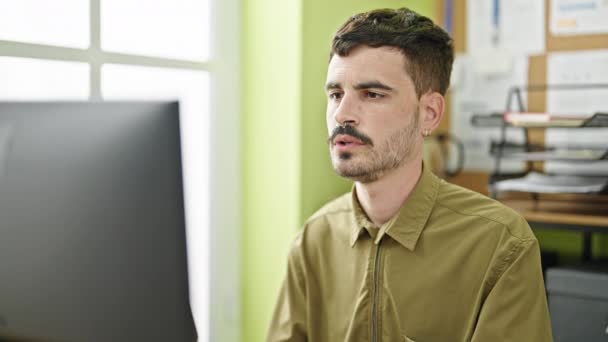 Genç Spanyol Adamı Ofisteki Bilgisayarı Kullanarak Stresli — Stok video