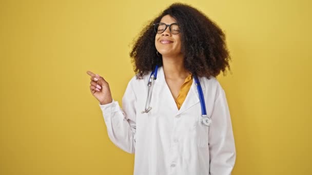Αφροαμερικανή Γιατρός Χαμογελά Δείχνοντας Προς Την Πλευρά Πάνω Από Απομονωμένο — Αρχείο Βίντεο