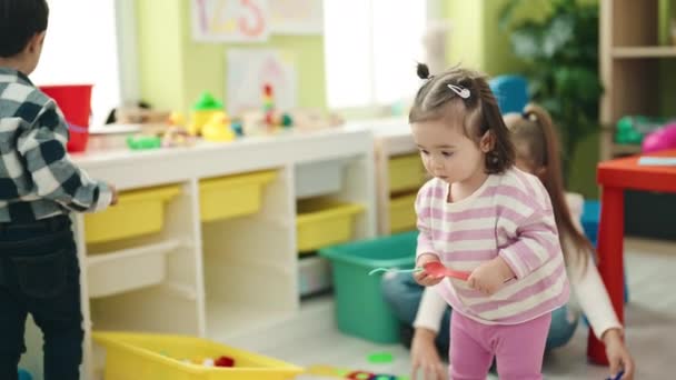 Liebenswerte Jungen Und Mädchen Vorschulalter Spielen Kindergarten — Stockvideo