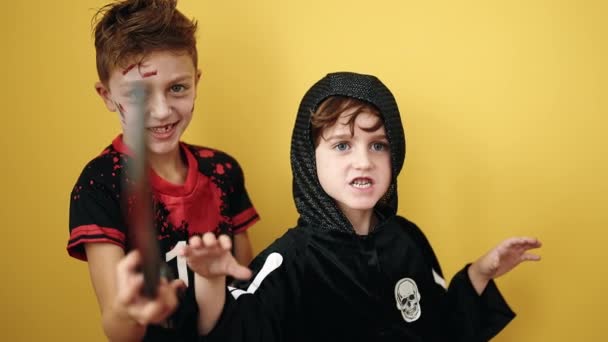Cadılar Bayramı Kostümü Giymiş Sevimli Çocuklar Izole Edilmiş Sarı Arka — Stok video