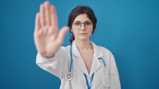 Dokter Muda Hispanik Melakukan Tanda Berhenti Dengan Tangan Atas Latar — Stok Video