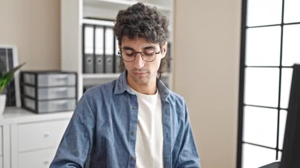 Молодий Іспаномовний Чоловік Бізнесмен Дивиться Дивитися Дивитися Кажучи Головою Офісі — стокове відео
