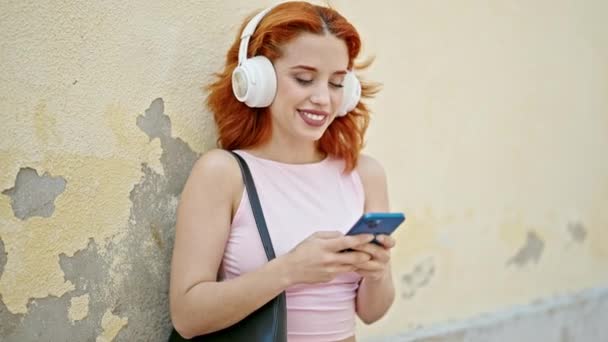 Joven Pelirroja Escuchando Música Sonriendo Calle — Vídeo de stock