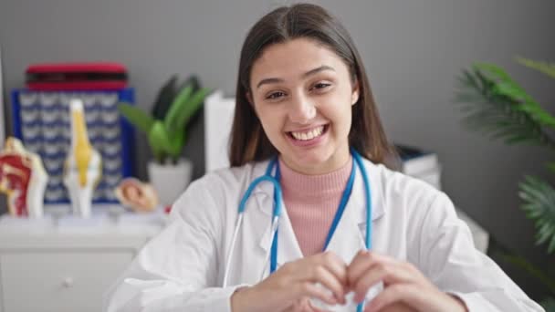 Dokter Muda Cantik Hispanik Tersenyum Melakukan Gerakan Hati Dengan Tangan — Stok Video