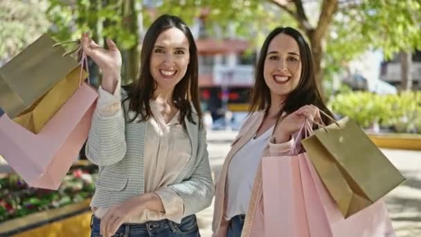 Zwei Lächelnde Frauen Beim Einkaufen Mit Tüten Park — Stockvideo