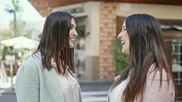 Dwie Kobiety Przytulające Się Tarasie Kawiarni — Wideo stockowe