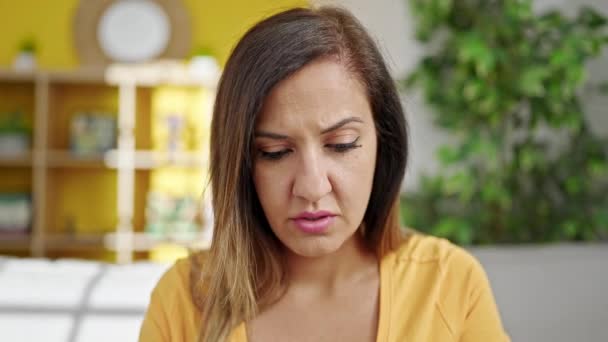 Žena Blízkém Východě Zdůraznila Sedí Doma Pohovce — Stock video