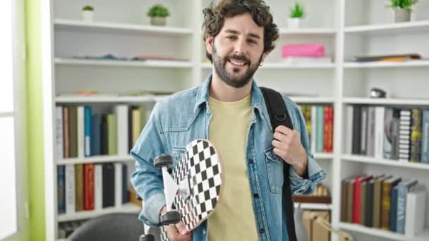 Mladý Hispánec Muž Student Nosit Batoh Držení Brusle Knihovně Univerzity — Stock video