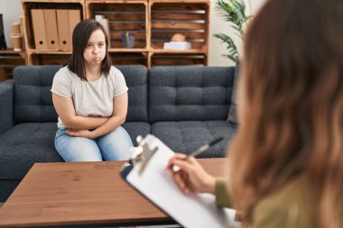 Down sendromlu İspanyol kız komik suratıyla yanaklarını şişiriyor. Havayla şişmiş ağız, çılgın bir ifade.. 