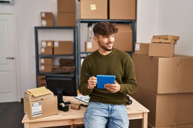 Genç Arap ekommenans işçisi ofisteki dokunmatik dokuyu kullanıyor.