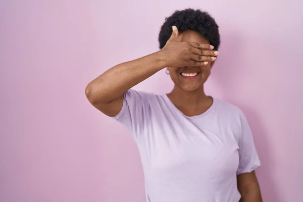 Jovem Afro Americana Sobre Fundo Rosa Sorrindo Rindo Com Mão — Fotografia de Stock