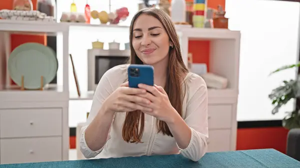 Genç Güzel Spanyol Bir Kadın Yemek Masasında Akıllı Telefon Kullanıyor — Stok fotoğraf