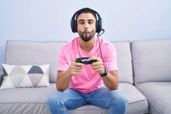 Hispánec Mladý Muž Hraje Videohry Drží Ovladač Sedí Pohovce Dělat — Stock fotografie