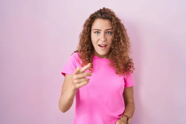 Young Caucasian Woman Standing Pink Background Pointing Displeased Frustrated Camera — Stock Photo, Image
