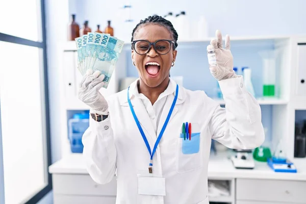 Africká Žena Copánky Pracuje Laboratoři Vědec Drží Peníze Slaví Šílený — Stock fotografie