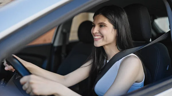 Junge Schöne Hispanische Frau Lächelt Selbstbewusst Auto Fahren Auf Der — Stockfoto