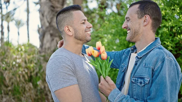 Двое Мужчин Удивляют Букетом Цветов Парке — стоковое фото