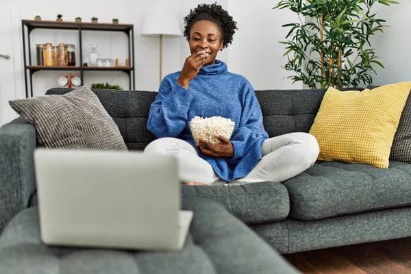 Afričanky Americká Žena Sleduje Film Sedí Pohovce Doma — Stock fotografie