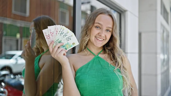 Joven Mujer Rubia Sonriendo Confiada Sosteniendo Billetes Israel Shekels Calle — Foto de Stock