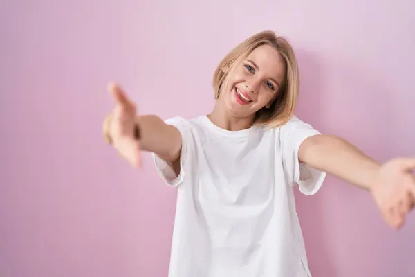 Young Caucasian Woman Standing Pink Background Looking Camera Smiling Open — ストック写真