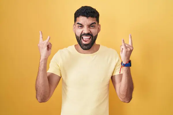 Een Spaanse Man Met Een Baard Die Een Gele Achtergrond — Stockfoto