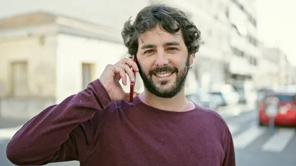Молодий Іспаномовний Чоловік Посміхається Впевнено Говорити Смартфону Вулиці — стокове фото