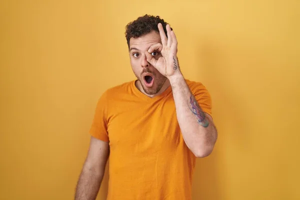 Young Hispanic Man Standing Yellow Background Doing Gesture Shocked Surprised — Foto Stock